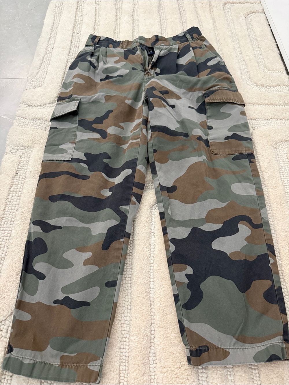 GAP Women's Camo Cargo Ankle Pants in Green/Brown/Black